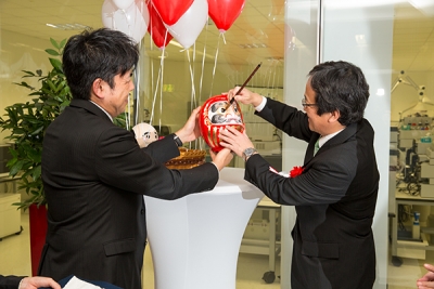 The traditional “Daruma” was an important part of the opening ceremony. Left: Dr Hiroki Nakajima (Chief of the European Innovation Center), right: Dr Teruhisa Ueda (President and CEO of Shimadzu Corporation).