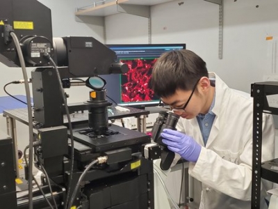 Graduate student Jiajun Du takes a stimulated Raman image of melanoma cancer cells in the lab. Credit: Caltech